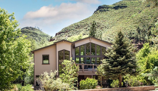 Luxury Sedona retreat near Slide Rock—stunning red rock views & outdoor oasis.