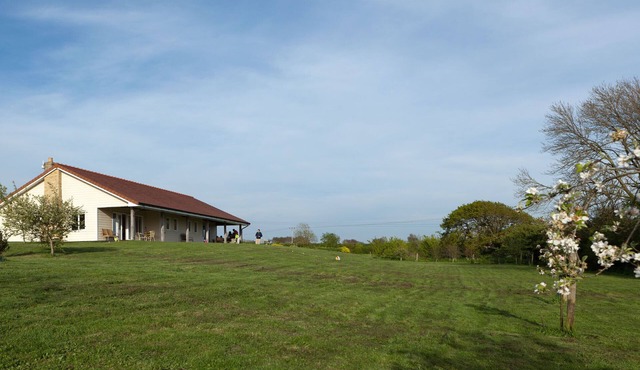 Luxury self catering level entry bungalow in a meadow, near coast and country