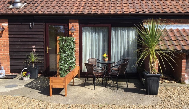 Luxury self contained holiday let, peaceful location by the Norfolk Broads.