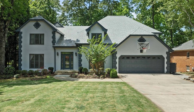 Luxury Serene 7-bedroom 5.5-bath 2 Living Rooms 2 Kitchens Close to Lake & Golf