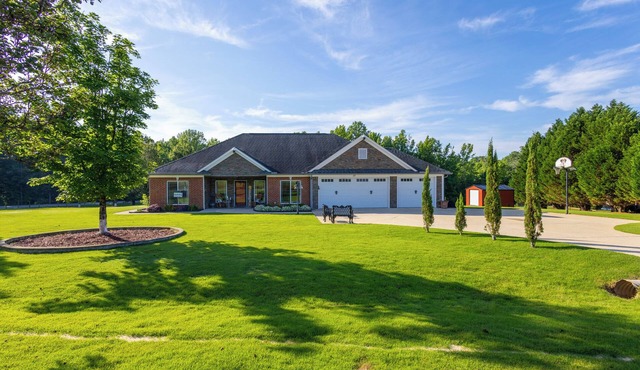 Luxury Serene Getaway w/Sparkling Pool near Ft. Moore & Callaway Gardens