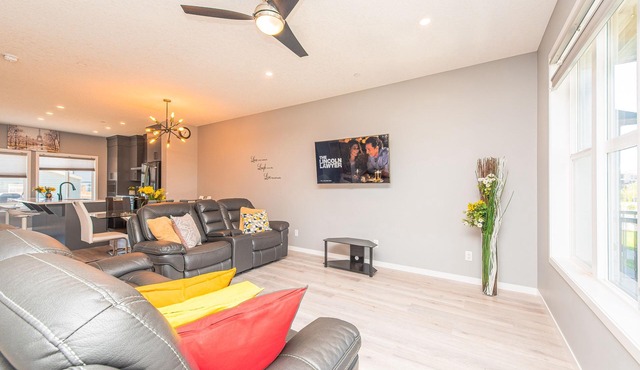 Luxury & Serene Home 10mins away from Calgary Airport