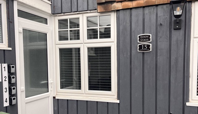 Luxury serviced accommodation with private room and communal kitchen/bathrooms