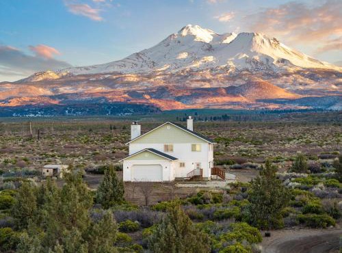 Luxury Shasta Vista Retreat & Basecamp - Sauna & Jacuzzi
