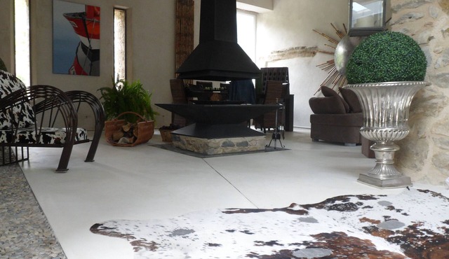 LUXURY SHEEPFOLD AT THE FOOT OF VENTOUX WITH REFINED AND ORIGINAL DECORATION