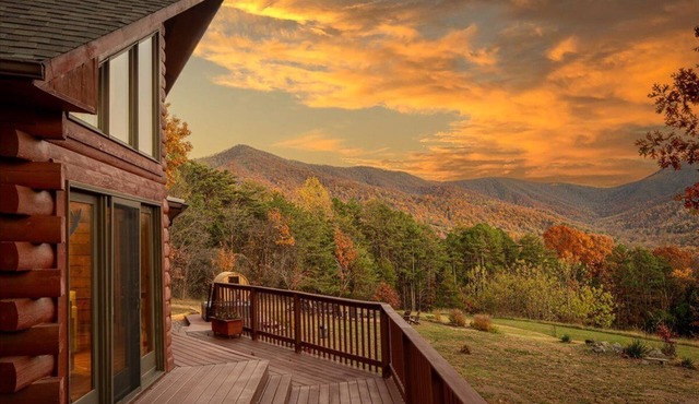 Luxury Shenandoah Cabin w/Views + Hot Tub + Sauna