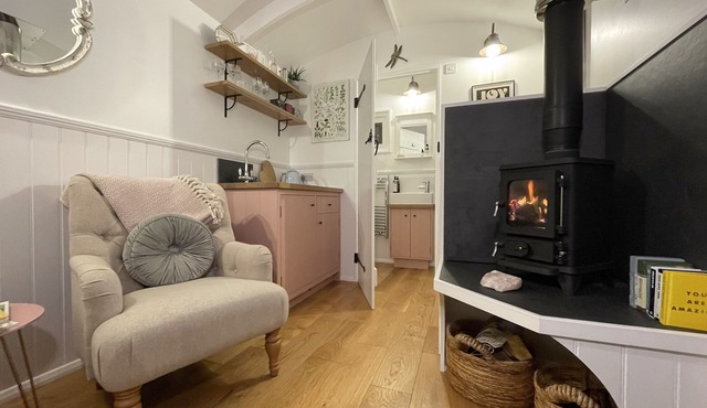 Luxury shepards hut Norfolk! Brand new for 2022, set on 3 acres of land❣