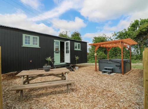 Luxury Shepherd Hut with Private Hot Tub