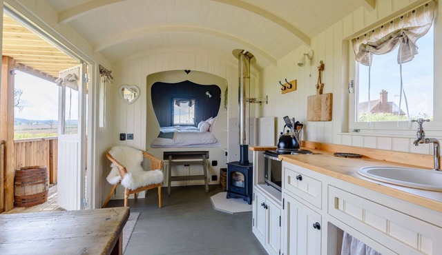 Luxury shepherd's hut for 2 in the Cotswolds - Aurora