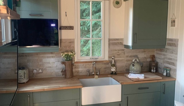 Luxury Shepherd's Hut with Hot Tub