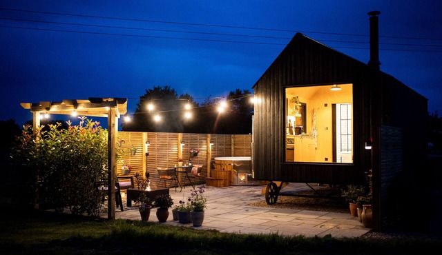 Luxury Shepherds Hut with outdoor area and hot tub