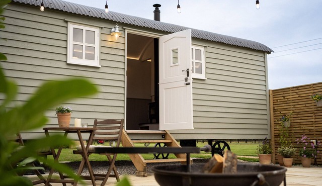 Luxury Shepherds Hut, outdoor area and hot tub
