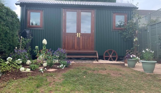Luxury Shepherds Hut and Hot Tub Retreat