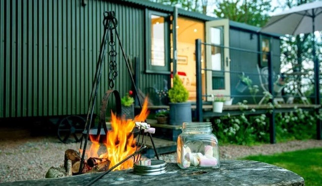 Luxury Shepherds Hut with private hot tub in quiet rural setting