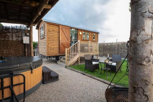 Luxury Shepherds Hut, Hot Tub & Fenced Garden