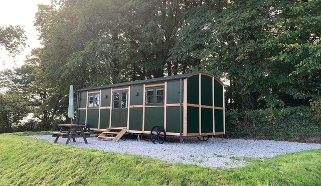 Luxury Shepherds Hut with Superb Views & Fire Pit & walking distance to a superb Gastro Pub