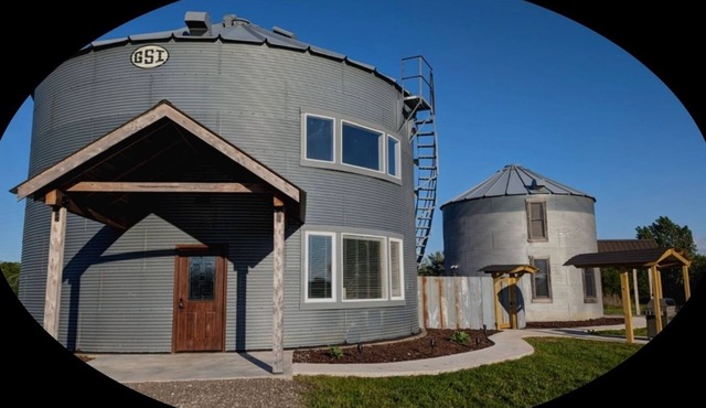 Luxury Silo, King bed Wi-Fi, Grill, Fire pit. Sunsets in the country n