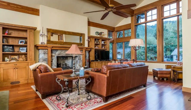 Luxury ski chalet with mountain views, minutes to ski lifts