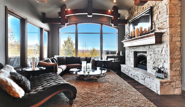 LUXURY SKI CHATEAU, PROFESSIONAL DECOR, FABULOUS VIEWS, SLEEPS 17 IN COMFY BEDS!