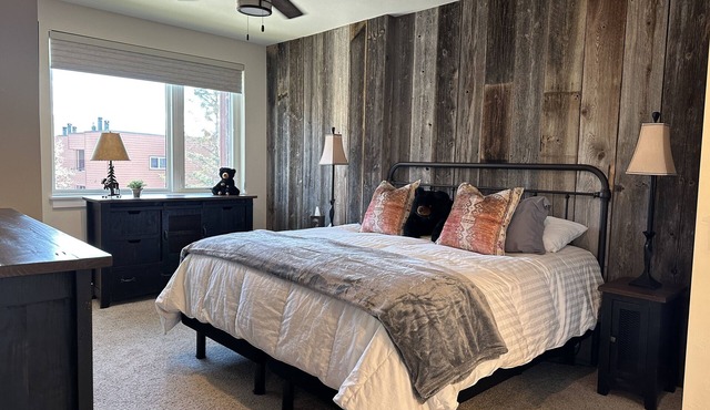 Luxury Ski Condo: Heated Garage, Mins to Ski, Walk to Dillon Amphitheater & Lake