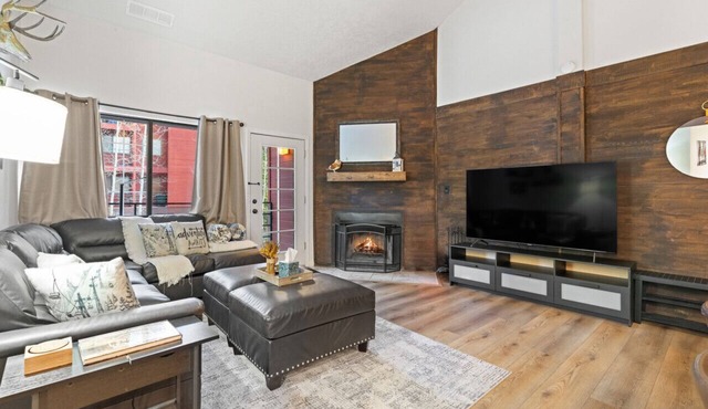Luxury Ski Condo with Hot Tub