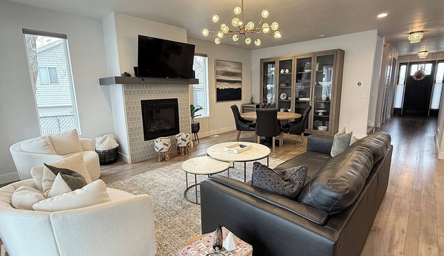 Luxury Ski House, Hot Tub, Fire pit, Basketball Court, Excellent Beds & Linens.