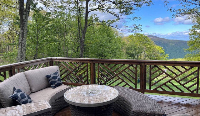 Luxury Ski-in/Ski-out Chalet with Mountain Views at Wintergreen Resort