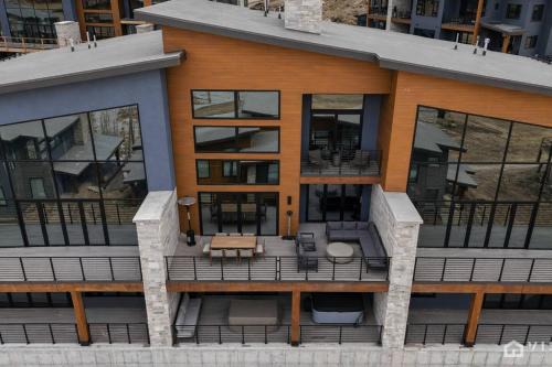 Luxury Ski In and Ski Out Condo with Private Hot Tub and Sauna
