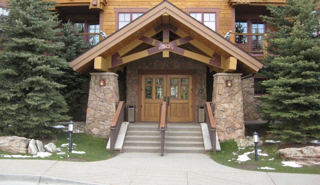 Luxury Ski In, Gondola Out Mountain Thunder retreat. Perfect location in Breck