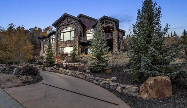 Luxury Ski-In-Out Mountain Retreat, Elegant Comfort, Private Hot Tub