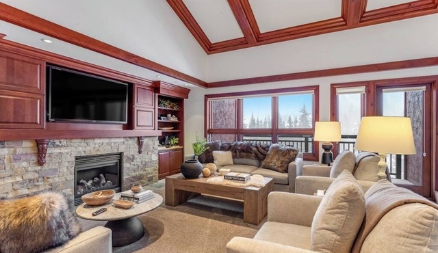 Luxury ski-in/ski-out condo w/fireplace, fast WiFi, shared pool/hot tub/laundry