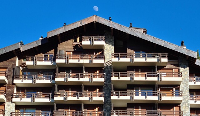 Luxury Ski-In/Ski-out Duplex Apartment 50m to Ski Station. Close to Town centre.