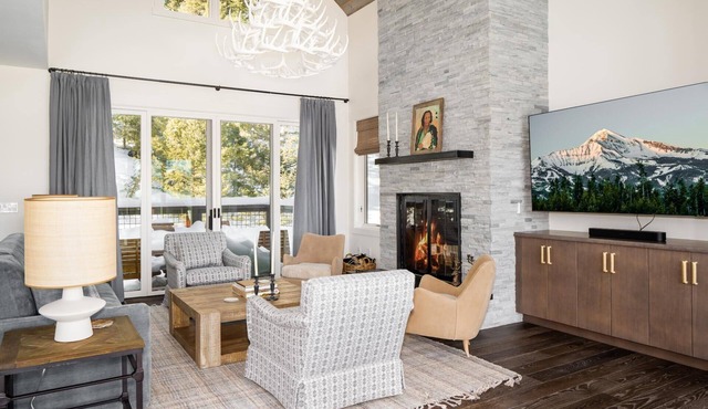Luxury Ski-In/Ski-Out Mountain Home with Hot Tub! WiFi!