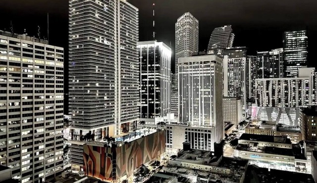 Luxury Sky-High Escape with Iconic City Views - ideal for 30+ night bookings!
