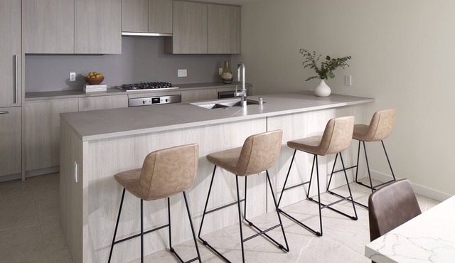 Luxury Sky Suite w/Stunning Views, 3BR/2BA, Pools, Gym, Near Seattle Hotspots!