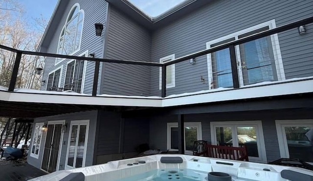 Luxury Sleeps 12+: Saltwater HotTub, Fire Pit, Lake View – 5 Min to Ski & Beach