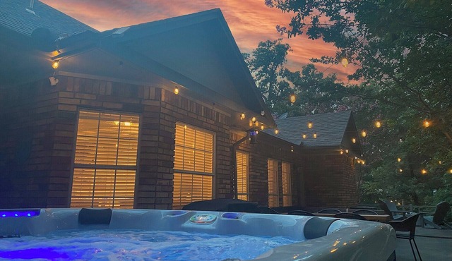 Luxury-Sleeps16-SPA-GameRoom-FirePit-Casino-EV-Pet