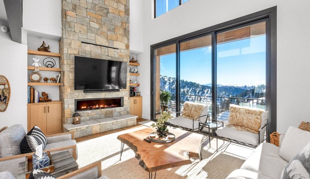 Luxury Slopeside Home with Hot tub! Incredible Views!