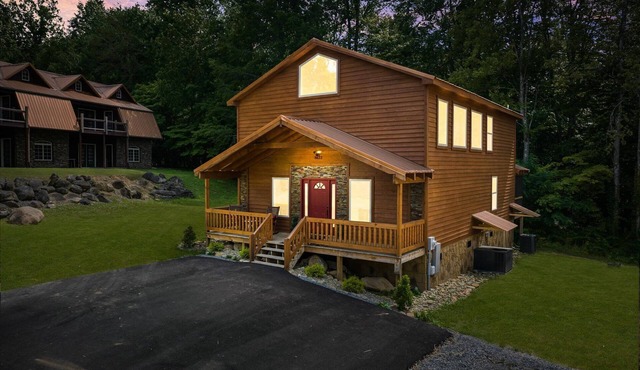 Luxury Smoky Mntn Getaway. Close 2 GB DWNTN. HotTub .Games. CoffeeBar. Views