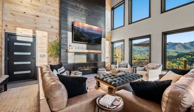 Luxury Smoky Mtn Cabin Infinity Pool & Views