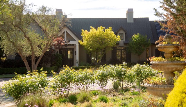 Luxury Sonoma County wine country retreat just 10 minutes from Healdsburg.