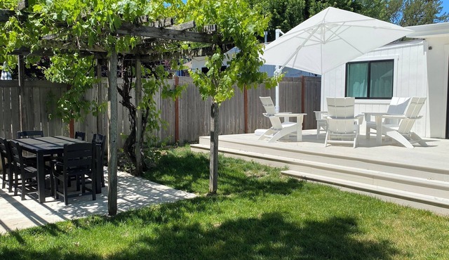 Luxury Sonoma home with hot tub and beautiful deck and outdoor area