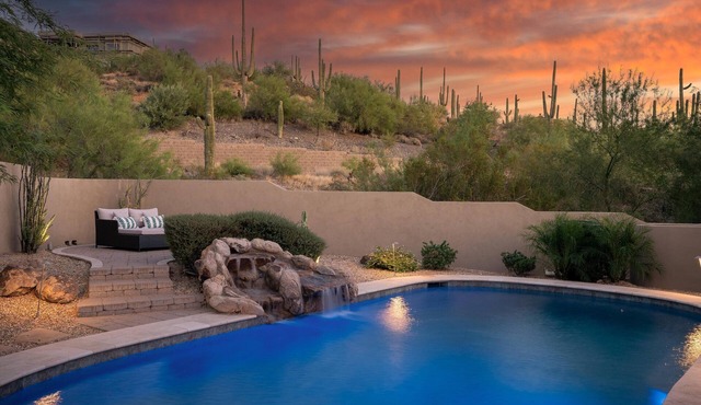 Luxury Sonoran Nights,Walk to Cave Creek, Heated Pool/Hot Tub, Backs Black Mtn