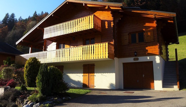 Luxury south-facing chalet 5 minutes from ski slopes, 15 minutes from Chatel