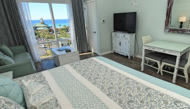 Luxury south facing Studio with 5th Floor Gulf Views and Tram at Luau in Sandestin