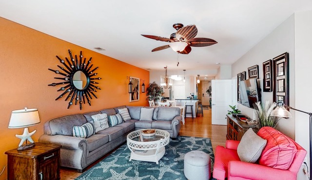 Luxury south-side condo with great views of the Atlantic/Back Bay, pools, & gym