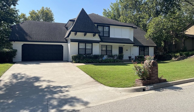 Luxury Southern Hills Home w/Pool great place for staycations,