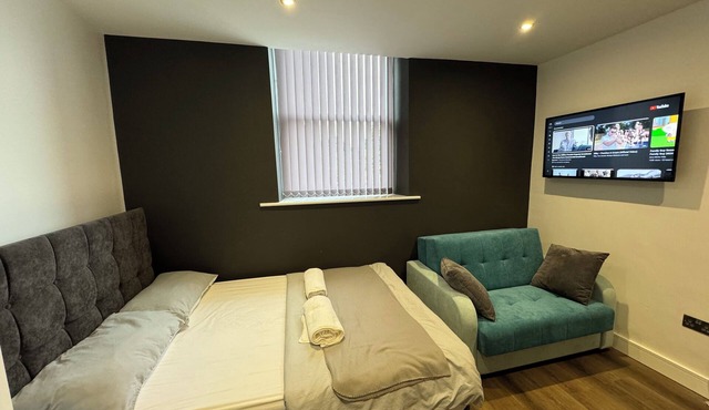 Luxury Southgate House 6 Bedroom 6 bathroom Jacuzzi Bath 2 Min M62 Free Parking