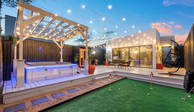 Luxury Spa House Hot Tub, Sauna & Mini Golf