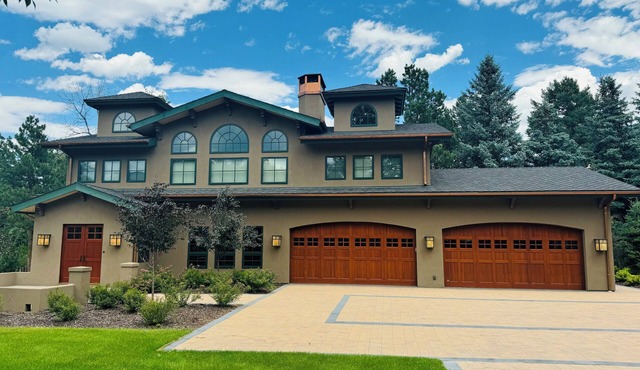 Luxury, spacious carriage house walking distance to the Broadmoor Hotel.